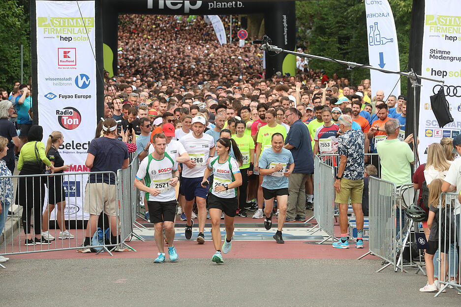 Der Firmenlauf-Start erfolgte an der Erwin-Fuchs-Brücke. Der Firmenlauf-Start erfolgte an der Erwin-Fuchs-Brücke.