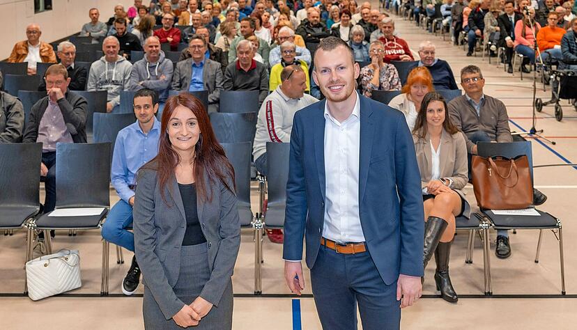 Jessica Krimmel und Steffen Braun am Montag bei der öffentlichen Bürgermeisterbewerbung in der nahezu vollbesetzten Festhalle. Jessica Krimmel und Steffen Braun am Montag bei der öffentlichen Bürgermeisterbewerbung in der nahezu vollbesetzten Festhalle.