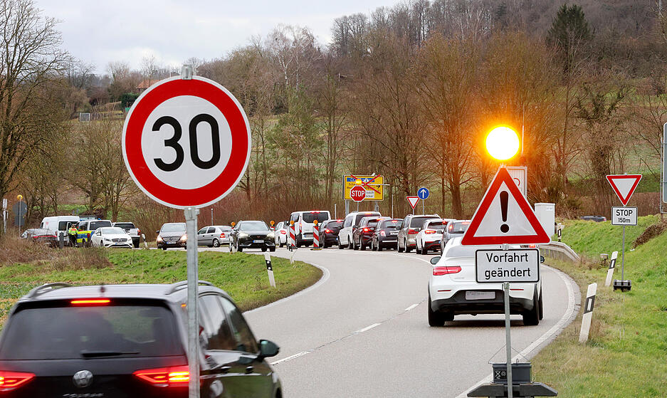 Die Umleitung wegen der Sperrung des Schemmelsbergtunnels führt zu einem schweren Unfall. Mit zusätzlichen Maßnahmen versucht das Landratsamt Heilbronn, die Situation zu entschärfen.