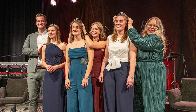 Krönung der neuen Württemberger Weinhoheiten durch ihre Vorgänger. (von links) Moritz Ocker, Manuela Breitmayer, Natalie Schäfter, Kim Weißflog, Anna Joos und  Ines Pfeiffer.