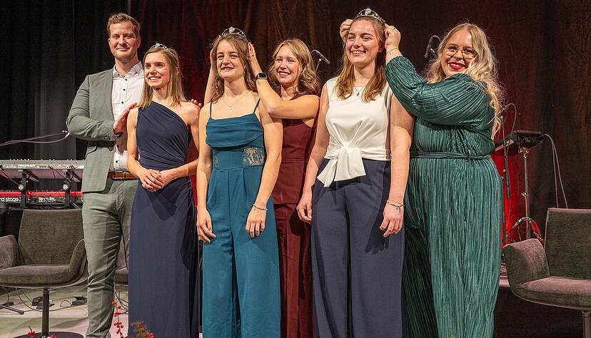 Krönung der neuen Württemberger Weinhoheiten durch ihre Vorgänger. (von links) Moritz Ocker, Manuela Breitmayer, Natalie Schäfter, Kim Weißflog, Anna Joos und Ines Pfeiffer. Krönung der neuen Württemberger Weinhoheiten durch ihre Vorgänger. (von links) Moritz Ocker, Manuela Breitmayer, Natalie Schäfter, Kim Weißflog, Anna Joos und Ines Pfeiffer.