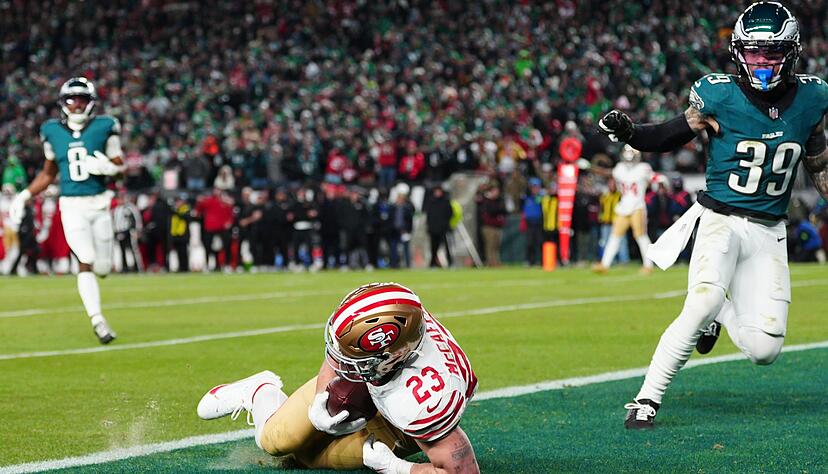 McCaffrey (links) fing seinen ersten Touchdown nach einem Trickspielzug der 49ers McCaffrey (links) fing seinen ersten Touchdown nach einem Trickspielzug der 49ers