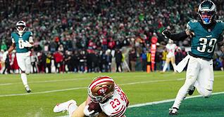 McCaffrey (links) fing seinen ersten Touchdown nach einem Trickspielzug der 49ers