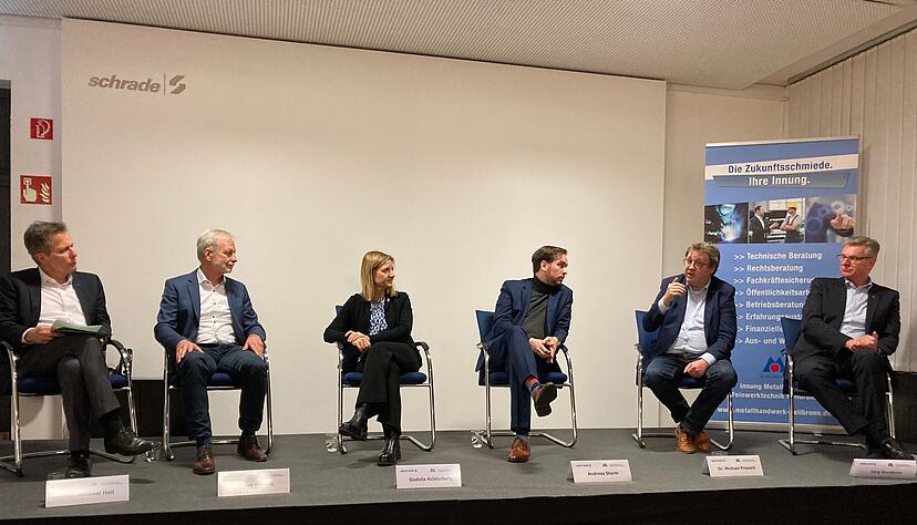 Diskutieren &uuml;ber Bildungspolitik (von links): Michael Heil (Rektor Christian-Schmidt-Schule), Dieter Thumm (Rektor Wilhelm-Maybach-Schule), die Landtagsabgeordneten Gudula Achterberg (Gr&uuml;ne), Andreas Sturm und Michael Preusch (beide CDU) sowie J&ouml;rg Kauderer (Hauptgesch&auml;ftsf&uuml;hrer Unternehmerverband Metall Baden-W&uuml;rttemberg). Foto: Simon Gajer