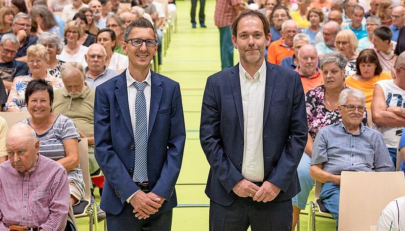 Der Eberstädter Bürgermeister Stephan Franczak (rechts) erwartet ein 50:50-Rennen gegen seinen Herausforderer Patrick Dillig. Beim Stimme-Forum in der Eberfirsthalle war das Interesse der Bürgerinnen und Bürger groß.
Foto: Christiana Kunz Der Eberstädter Bürgermeister Stephan Franczak (rechts) erwartet ein 50:50-Rennen gegen seinen Herausforderer Patrick Dillig. Beim Stimme-Forum in der Eberfirsthalle war das Interesse der Bürgerinnen und Bürger groß.
Foto: Christiana Kunz