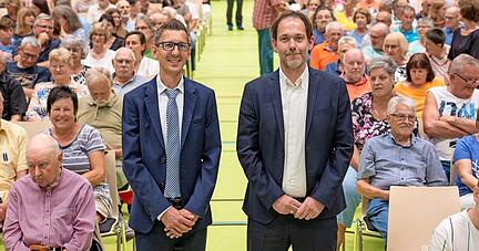 Der Eberst&auml;dter B&uuml;rgermeister Stephan Franczak (rechts) erwartet ein 50:50-Rennen gegen seinen Herausforderer Patrick Dillig. Beim Stimme-Forum in der Eberfirsthalle war das Interesse der B&uuml;rgerinnen und B&uuml;rger gro&szlig;.
Foto: Christiana Kunz