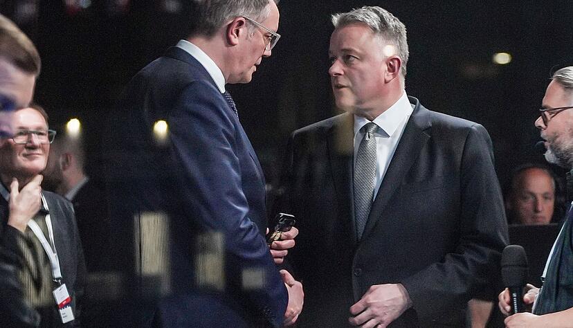 Ministerpr&auml;sident Alexander Schweitzer (l, SPD) gibt Gordon Schnieder (CDU), dem  Sieger der Landtagswahlen, die Hand. Foto: Andreas Arnold/dpa +++ dpa-Bildfunk +++