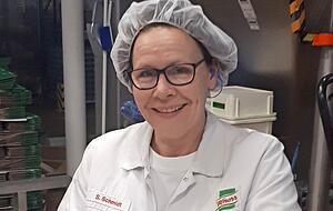 Eine der letzten ihrer Art: Sandra Schmidt bindet eine Erbswurst ab. Eine der letzten ihrer Art: Sandra Schmidt bindet eine Erbswurst ab.