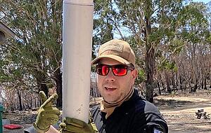 Jan Franke mit einem Rohr, das für die Wasserversorgung genutzt wird. Jan Franke mit einem Rohr, das für die Wasserversorgung genutzt wird.