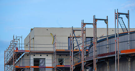 Ein Baugerüst steht an der Fassade von einem nicht fertig gebauten Wohnhaus auf einer Baustelle im Berliner Süden. Die deutsche Bauwirtschaft warnt vor einem Einbruch im Wohnungsbau und fordert Unterstützung von der Politik. (zu dpa "Baubranche verlangt Erleichterungen für Wohnungsbau") +++ dpa-Bildfunk +++ Ein Baugerüst steht an der Fassade von einem nicht fertig gebauten Wohnhaus auf einer Baustelle im Berliner Süden. Die deutsche Bauwirtschaft warnt vor einem Einbruch im Wohnungsbau und fordert Unterstützung von der Politik. (zu dpa "Baubranche verlangt Erleichterungen für Wohnungsbau") +++ dpa-Bildfunk +++