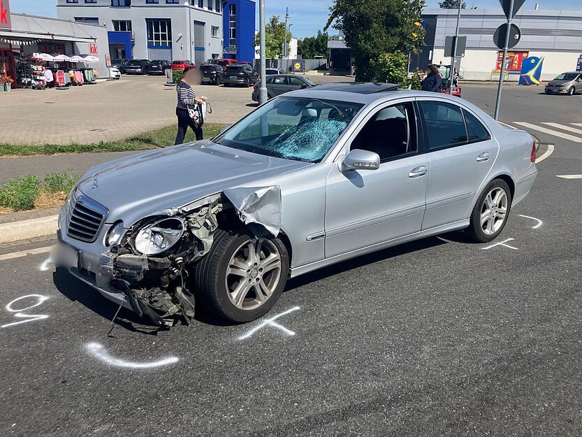 In einem Kreisverkehr in Offenau, an dem die B27 verläuft, hat es einen Unfall gegeben. In einem Kreisverkehr in Offenau, an dem die B27 verläuft, hat es einen Unfall gegeben.