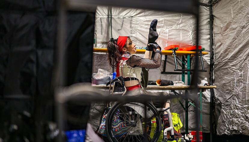 Nach dem Unfall glaubt sie vorerst, mit dem Zirkus abgeschlossen zu haben.