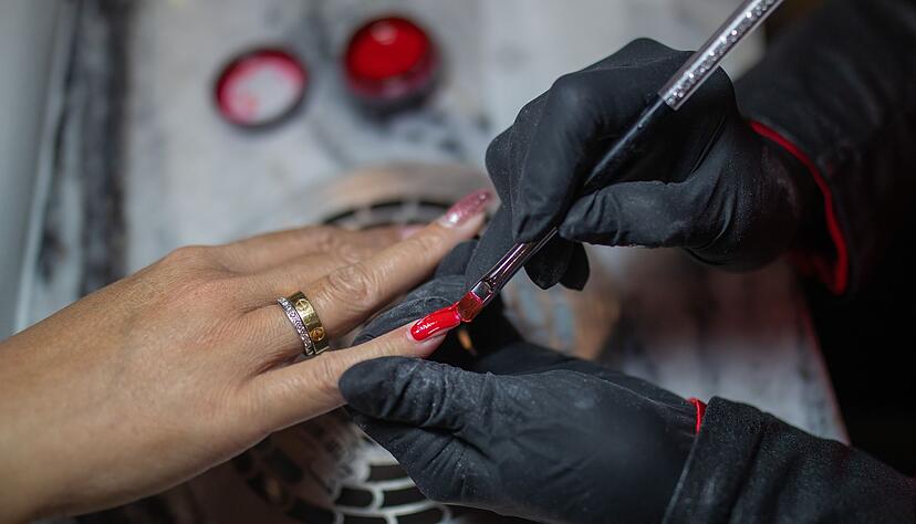 Nageldesignerinnen und -designer verhelfen ihren Kunden zu gepflegten Händen und schicken bunten Nägeln. Ein anerkannter Ausbildungsberuf ist die Tätigkeit bislang aber nicht Nageldesignerinnen und -designer verhelfen ihren Kunden zu gepflegten Händen und schicken bunten Nägeln. Ein anerkannter Ausbildungsberuf ist die Tätigkeit bislang aber nicht