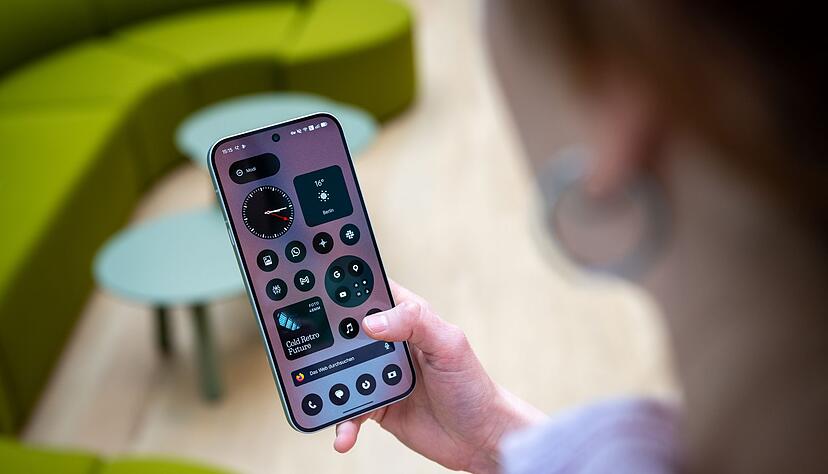 Das Betriebssystem Nothing OS ist optisch angenehm reduziert, erlaubt viele Einstellungsmöglichkeiten und soll mindestens drei Jahre aktuell gehalten werden. Das Betriebssystem Nothing OS ist optisch angenehm reduziert, erlaubt viele Einstellungsmöglichkeiten und soll mindestens drei Jahre aktuell gehalten werden.