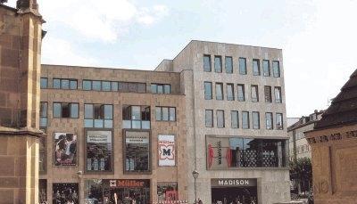 Wird Ende dieser Woche ein halbes Jahr alt: das Klosterhof-Kaufhaus, offiziell &bdquo;Geschäftshaus am Kiliansplatz&ldquo;. Erste Bilanz: Architektonisch ein Gewinn, aber was den Einzelhandel angeht, hat sich in Heilbronn nichts verbessert.Fotos: Franziska Feinäugle