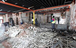 Blick in das ehemalige Schnellrestaurant Miller's neben dem Wollhauszentrum. Der Bauschutt wird getrennt und auf der Deponie Vogelsang entsorgt.
Fotos: Andreas Veigel Blick in das ehemalige Schnellrestaurant Miller's neben dem Wollhauszentrum. Der Bauschutt wird getrennt und auf der Deponie Vogelsang entsorgt.
Fotos: Andreas Veigel