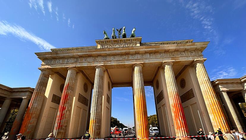 Mitglieder der Klimaschutzgruppe Letzte Generation haben das Brandenburger Tor in Berlin mit oranger Farbe angespr&uuml;ht. Alle sechs S&auml;ulen seien betroffen, sagte ein Polizeisprecher am Sonntagvormittag.