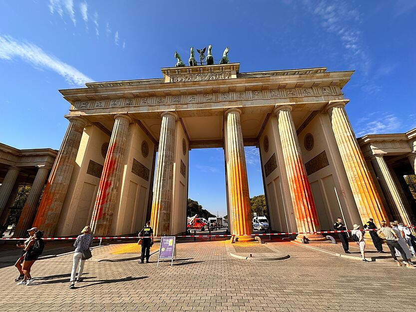 Mitglieder der Klimaschutzgruppe Letzte Generation haben das Brandenburger Tor in Berlin mit oranger Farbe angespr&uuml;ht. Alle sechs S&auml;ulen seien betroffen, sagte ein Polizeisprecher am Sonntagvormittag.