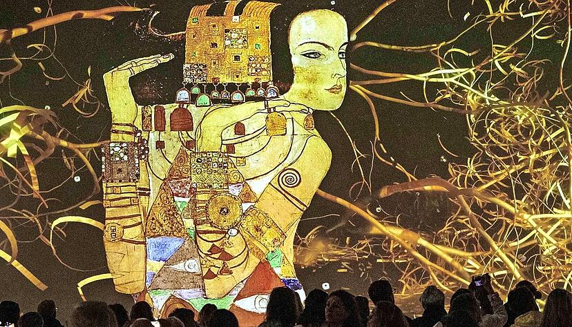 Im "Immersive Room" werden Gustav Klimts Werke an  vier W&auml;nde und auf den Boden projiziert. 


Fotos: Christiana Kunz