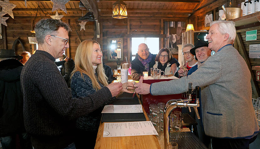 Chefredakteur Uwe Ralf Heer (rechts) schenkt an Heiligabend in Uschis Scheune aus, das Trinkgeld geht an Menschen in Not.