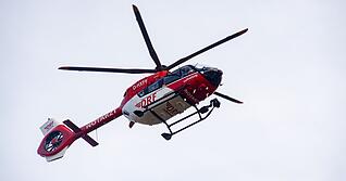 Der Schwerverletzte wurde mit einem Rettungshubschrauber in ein Klinikum transportiert.