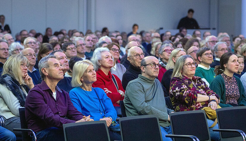Gut 470 Besucher sind zum Stimme-Wahlcheck mit Gr&uuml;nen-Spitzenkandidat Cem &Ouml;zdemir gekommen.