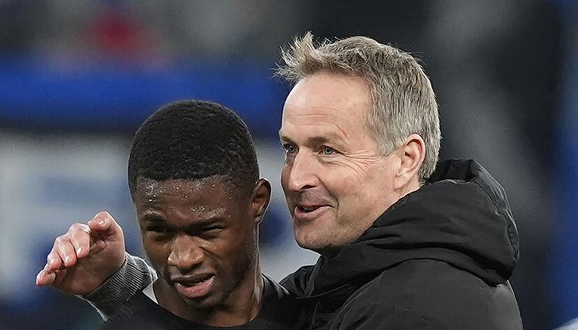 Weil Torj&auml;ger Patrik Schick auszufallen droht, setzt Trainer Kasper Hjulmand (rechts) vielleicht wieder auf den erst 19 Jahre alten Mittelst&uuml;rmer Christian Kofane (links).