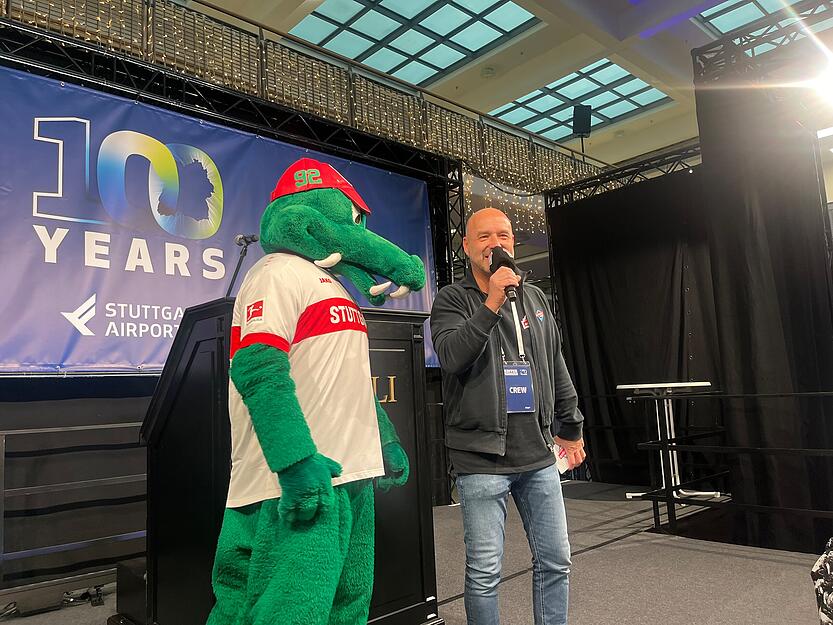 Zum 100. Jubiläum gab es auch Besuch von VfB-Maskottchen Fritzle. Zum 100. Jubiläum gab es auch Besuch von VfB-Maskottchen Fritzle.