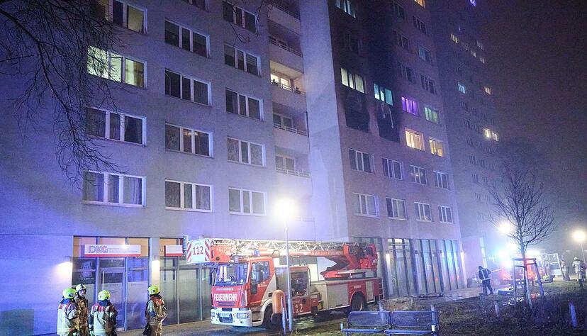 Feuerwehrleute stehen für Löscharbeiten vor einem Wohnhaus. (Archivbild) Feuerwehrleute stehen für Löscharbeiten vor einem Wohnhaus. (Archivbild)