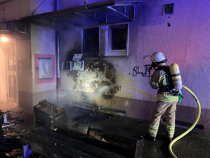 Die Feuerwehr Heilbronn löscht einen Brand in der Ellwanger Straße.