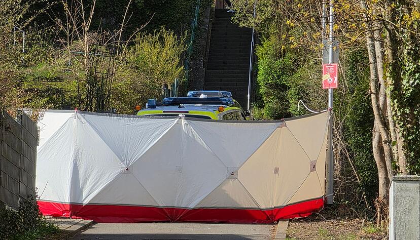 Ein Sichtschutz verdeckt die Arbeiten am Ort des Einsatzes.
