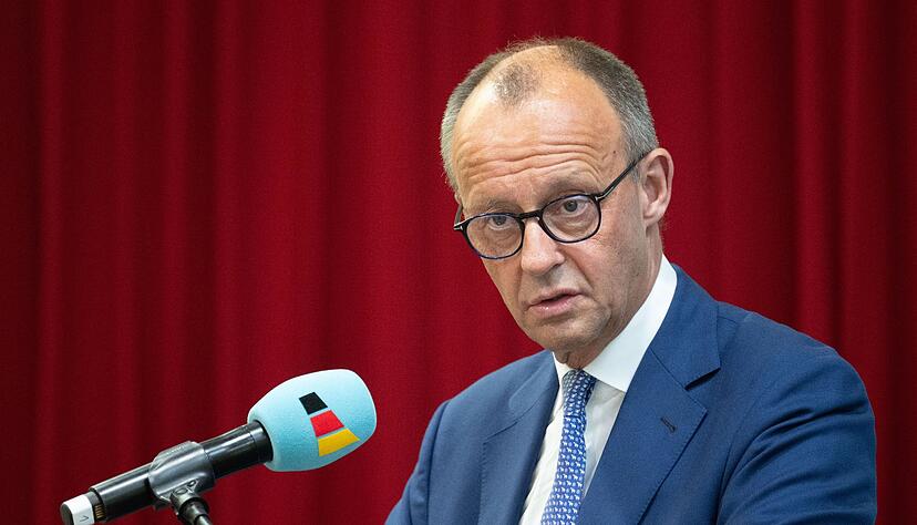 Der CDU-Bundesvorsitzende Friedrich Merz spricht im Rahmen des Europawahlkampfes in der Kulturhalle in Hanau-Steinheim. Der CDU-Bundesvorsitzende Friedrich Merz spricht im Rahmen des Europawahlkampfes in der Kulturhalle in Hanau-Steinheim.