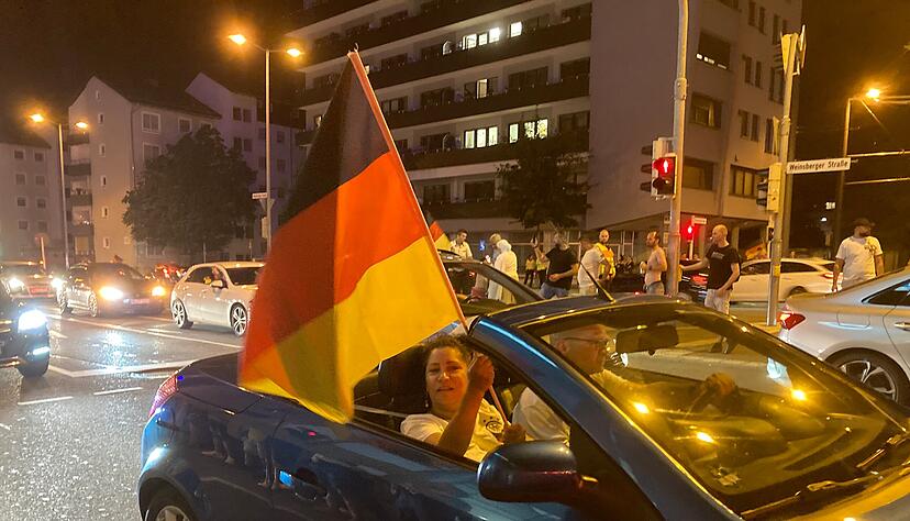 Deutschland-Flaggen überall. Beim Autokorso in Heilbronn wurde der Sieg gegen Dänemark gefeiert.