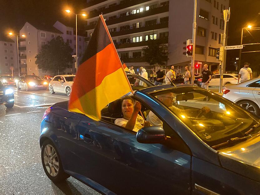 Deutschland-Flaggen überall. Beim Autokorso in Heilbronn wurde der Sieg gegen Dänemark gefeiert.