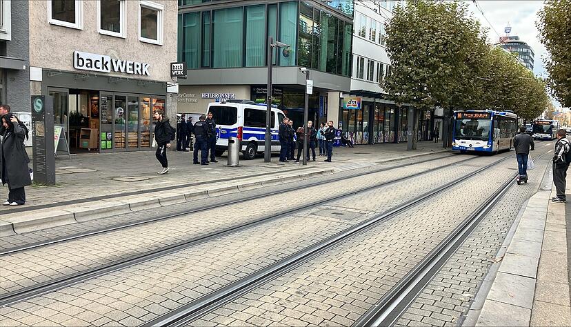 Polizisten sind am Dienstagnachmittag rund um den Heilbronner Marktplatz im Einsatz. Polizisten sind am Dienstagnachmittag rund um den Heilbronner Marktplatz im Einsatz.