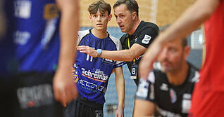 Trainer Edin Hadzimuhamedovic (im Gespräch mit Spielmacher Nicolas Ehrlich) stellt sich immer vor seine Jungs. „Wenn wir gewinnen, waren es die Spieler, wenn wir verlieren, war es der Trainer“, lautet das Credo des 48-Jährigen.