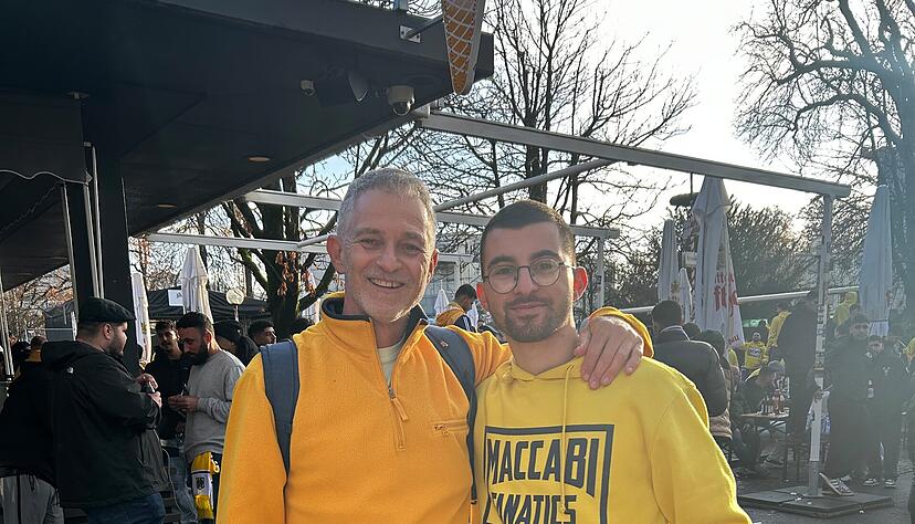 Die Maccabi-Fans Neill und Sohn Jarden sind aus Israel angereist. Die Polizeipr&auml;senz finden sie &uuml;bertrieben.