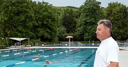 Gestern hielt sich der Andrang im Weinsberger Freibad wegen des gewittrigen Wetters in Grenzen. Am Wochenende wird Oliver Mayer vermutlich mehr Badegäste zu beaufsichtigen haben.
Foto: Andreas Veigel