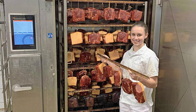 In der Brackenheimer Metzgerei Reinwald hat Isadora Bächtle ihre Ausbildung absolviert, seit einigen Wochen arbeitet sie in Gemmingen. Ihr Arbeitstag beginnt zwischen 4 und 5 Uhr. Foto: Nils Buchmann In der Brackenheimer Metzgerei Reinwald hat Isadora Bächtle ihre Ausbildung absolviert, seit einigen Wochen arbeitet sie in Gemmingen. Ihr Arbeitstag beginnt zwischen 4 und 5 Uhr. Foto: Nils Buchmann