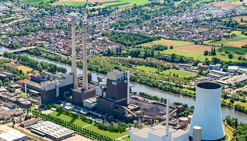 Die Aufnahme zeigt das geplante Gas- und Dampfturbinenkraftwerk neben dem Kühlturm auf dem EnBW-Gelände in Heilbronn. Die Aufnahme zeigt das geplante Gas- und Dampfturbinenkraftwerk neben dem Kühlturm auf dem EnBW-Gelände in Heilbronn.