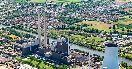 Die Aufnahme zeigt das geplante Gas- und Dampfturbinenkraftwerk neben dem Kühlturm auf dem EnBW-Gelände in Heilbronn.
Foto: EnBW Die Aufnahme zeigt das geplante Gas- und Dampfturbinenkraftwerk neben dem Kühlturm auf dem EnBW-Gelände in Heilbronn.
Foto: EnBW