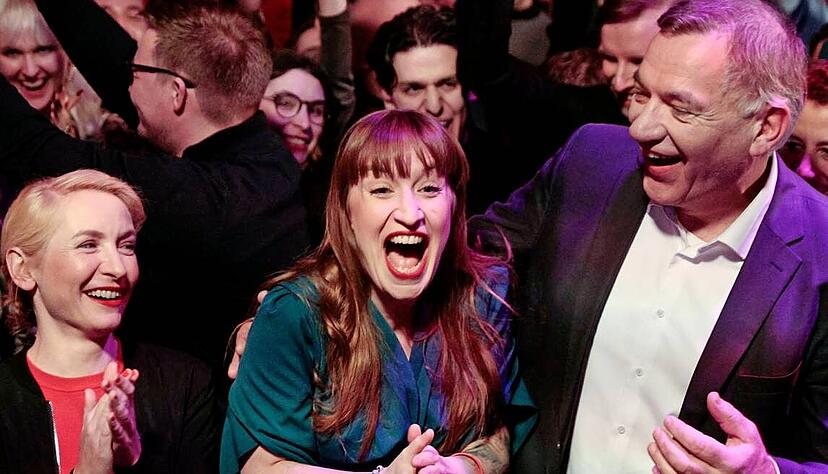 F&uuml;r die Parteivorsitzende der Linken Ines Schwerdtner (links), Spitzenkandidatin Heidi Reichinnek und den Parteivorsitzenden Jan van Aken ist das Ergebnis der Bundestagswahl ein gro&szlig;er Erfolg.