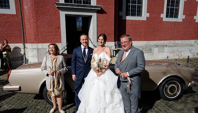 Joe Laschets Eltern - der Politiker Armin Laschet und seine Frau Susanne - posieren nach der Hochzeit mit dem Brautpaar.