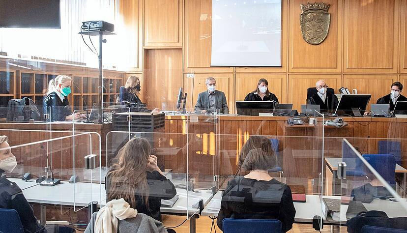 Eine 22-jährige Mutter aus Schwäbisch Hall (vorne 3.v.l.) muss sich vor der Schwurgerichtskammer des Heilbronner Landgerichts verantworten. Sie hat im September ihr Baby ausgesetzt.
Foto: Andreas Veigel