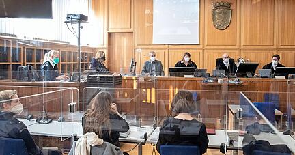 Eine 22-jährige Mutter aus Schwäbisch Hall (vorne 3.v.l.) muss sich vor der Schwurgerichtskammer des Heilbronner Landgerichts verantworten. Sie hat im September ihr Baby ausgesetzt.
Foto: Andreas Veigel