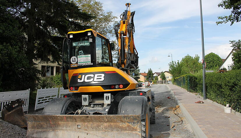 Eine Gehwegseite in der Horkheimer Stra&szlig;e ist bereits gepflastert. Jetzt ist die andere Seite an der Reihe. Zuvor mussten noch drei Sch&auml;chte saniert werden.