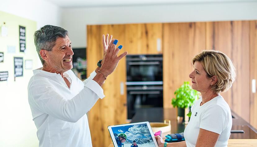 Merk und seine Frau schauen Bilder an. Merk und seine Frau schauen Bilder an.