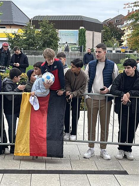 Viele junge Fans erwarten die Ankunft des DFB-Teams vor dem Parkhotel in Heilbronn.