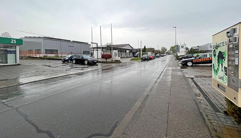 Auf dem Gelände in der Riemenstraße 27 und 29, hinter einer Halle, entsteht eine neue Containeranlage für Flüchtlinge in Bad Rappenau.
Foto: Ulrike Plapp-Schirmer