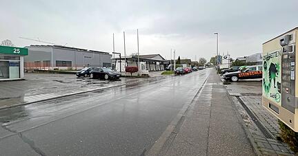 Auf dem Gelände in der Riemenstraße 27 und 29, hinter einer Halle, entsteht eine neue Containeranlage für Flüchtlinge in Bad Rappenau.
Foto: Ulrike Plapp-Schirmer